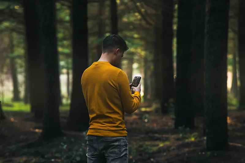 Disfrutando de la naturaleza en un bosque